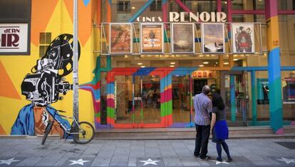 Fachada, ayer, de los madrileños cines Renoir Plaza de España, propiedad de Alta Films.