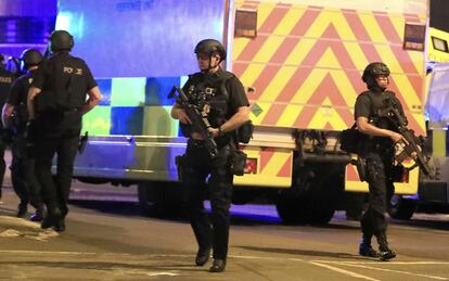 Policías armados vigilan la zona del Manchester Arena tras el atentado.