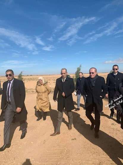 Yasmina Bousbaa, trabajando en el Ayuntamiento de Sidi Ledjal.