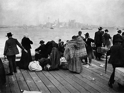 Inmigrantes en la isla Ellis esperan registrarse para poder entrar en Manhattan, en 1920.