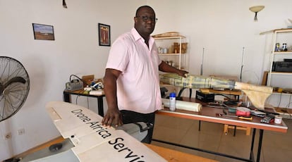 Aziz KountchxE9 posa en su taller en Niamey. Es un emprendedor en aeronáutica con una compañía de drones en Níger.