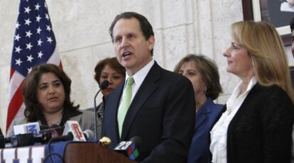 El congresista Lincoln Díaz Balart, durante una conferencia de prensa el jueves en Miami.