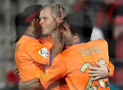 Ronaldinho y Deco abrazan a Gudjohnsen tras marcar el islandés su segundo gol al Mallorca.