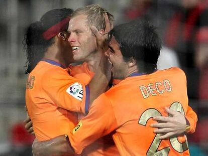 Ronaldinho y Deco abrazan a Gudjohnsen tras marcar el islandés su segundo gol al Mallorca.