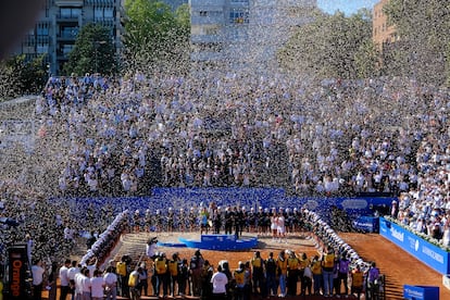 El público aplaude la entrega de trofeos del Torneo Conde de Godó, en Barcelona.  