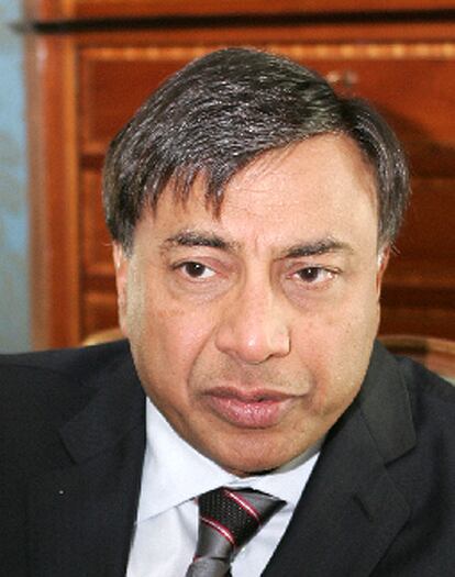 Muy cerca le sigue Lakshmi Mittal, el magnate indio del acero, que cuenta con 28.700 millones de dólares. Junto al ascenso de Slim (México), el auge de Ambani y Mittal (India), confirma el empuje de los países emergentes, que asedian el reinado estadounidense en el club de las primeras fortunas del mundo.