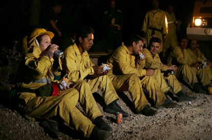 Miembros del retén del servicio de extinción del incendio de hace una década en Guadalajara en un momento de descanso.