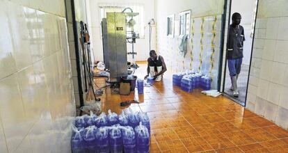 Fábrica de bolsas de plástico para agua en Lungi, Sierra Leona, de la ONGD Juan Ciudad.