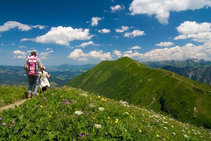 Con paisajes de cuento y prados verdes que se extienden suavemente hacia los Alpes de Alberg, la región alpina de Vorarlberg (Austria) es una región muy bien equipada para las familias, con granjas para alojarse, rutas senderistas por el valle de Kleinwalsertal (en la foto) y Suiza la deliciosa Ruta del queso.