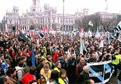 Aspecto de la multitudinaria manifestación de Nunca Máis a su paso por la plaza de la Cibeles, en Madrid.