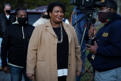 Stacey Abrams habla con los medios este martes a la salida de la iglesia episcopaliana de St. Paul, en Atlanta.