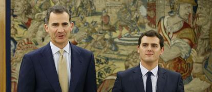 El rey Felipe VI recibe al presidente de Ciudadanos, Albert Rivera, en el Palacio de la Zarzuela, el 22 de enero de 2016.