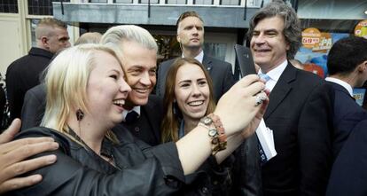 El l&iacute;der del Partido para la Libertad (PVV), el holand&eacute;s Geert Wilders, posa durante la campa&ntilde;a de las europeas.