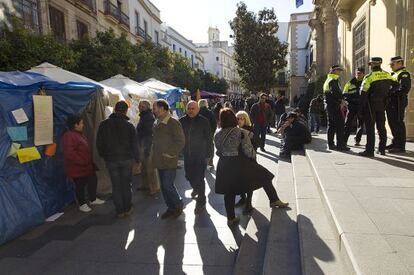 Trabajadores del Ayuntamiento de Jerez acampan frente al consistorio. 