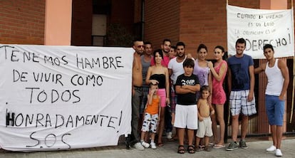 Algunos de los vecinos del barrio de Alfafar frente a las pancartas contra el desalojo. 