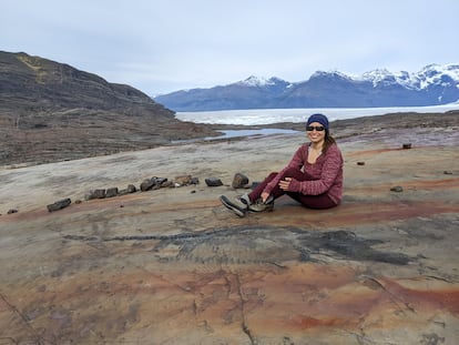 La paleontóloga Judith Pardo y Fiona en el Glaciar Tyndall, en el Parque Nacional Torres del Paine.