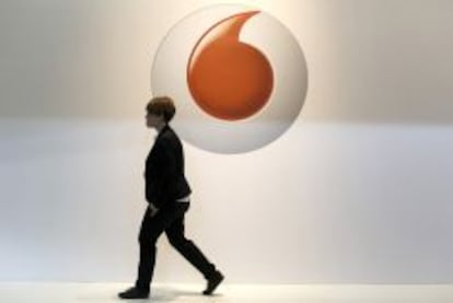 Una visitante frente al pabellón de Vodafone en el Mobile World Congress el 25 de febrero de 2013.