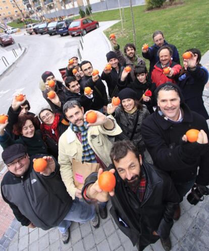 David Burns (con chaqueta clara) y, a su izquierda, Matias Viegener y Austin Young, los artistas del colectivo Fallen Fruit, en su primera acción en Arganzuela.