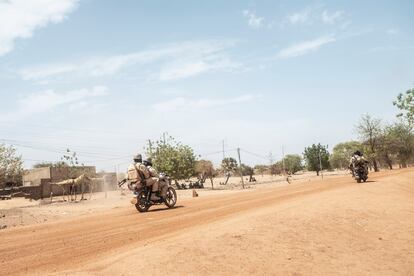 Dos patrullas militares realizan una misión de control por la zona de Barsalogho, Burkina Faso, para asegurar el perímetro donde están instalados la mayoría de los desplazados que llegan huyendo de los ataques el pasado mes de marzo.
