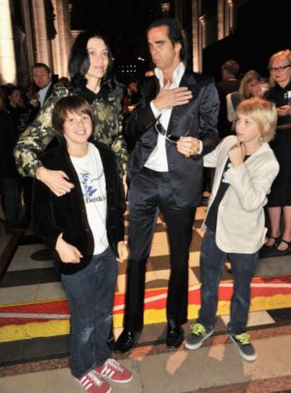 Susie Bick e Nick Cave com seus filhos, Earl, e à direita, Arthur, em uma imagem de 2012.