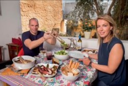 Varufakis y su mujer en la terraza del piso de Atenas