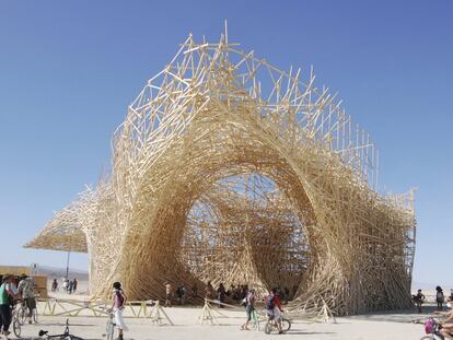 Pavilhão em Nevada. Três semanas de trabalho e 25 pessoas para construir este pavilhão no Black Rock Desert, do Estado de Nevada. Idealizado pelo belga Arne Quinze para o festival Burning Man, utilizaram 161 quilômetros de tábuas.