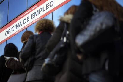 Cola en una oficina de desempleo en Madrid.