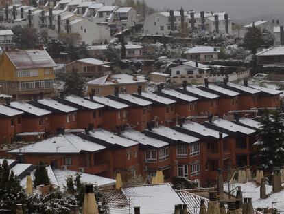 Nieve sobre los tejados, a primera hora de este martes en Manzanares el Real. SANTI BURGOS