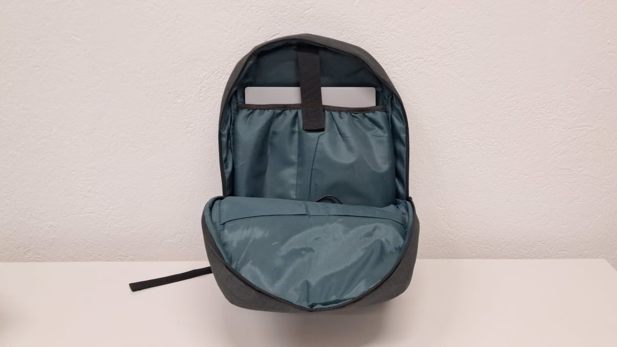 Interior de la mochila de Lenovo.