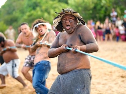 Los atletas compiten en un evento de tira y afloja durante los Juegos Indígenas, en la comunidad de Tapirema de Peruibe (Brasil), el sábado 22 de abril de 2023.