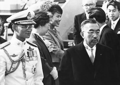El anterior emperador de Japón, Hirohito (padre del actual), recibe a un joven rey Bhumibol en su visita a Tokio en mayo de 1963.