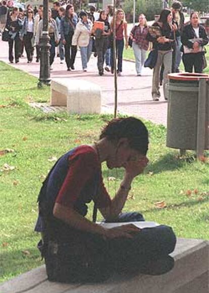 Estudiantes en el campus de la Autónoma de Madrid.
