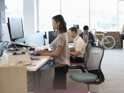 Ambiente laboral en una oficina.