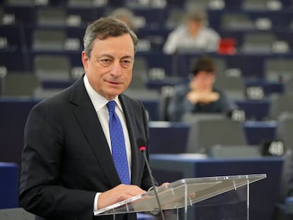 El presidente del BCE, Mario Draghi, durante el debate celebrado este lunes en el Parlamento Europeo, en Estrasburgo.
