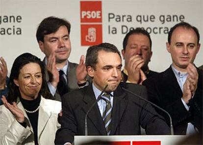 Rafael Simancas, en el centro, durante su intervención tras conocerse los resultados electorales.