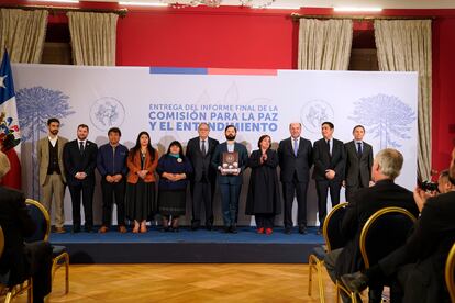 Gabriel Boric recibe el informe de propuestas de la Comisión para la Paz y Entendimiento, el 6 de mayo de 2025 en Santiago.