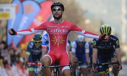 Nacer Bouhanni celebra su victoria en la cuerta etapa de la Volta.