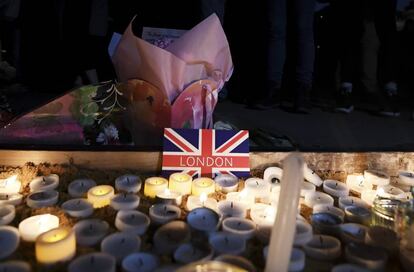 Una postal y velas encendidasdurante la vigilia en Trafalgar Square, en Londres.