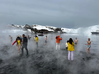 Un grupo de turistas se ba?a en la playa de Baha de Balleneros, en la isla Decepcin (Antrtida), el 29 de enero.