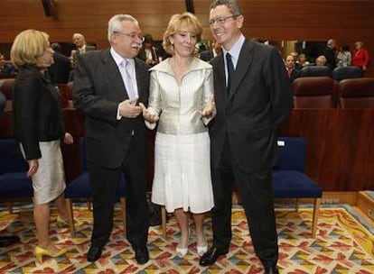 Leguina, Ruiz-Gallardón y Aguirre, momentos antes del pleno.