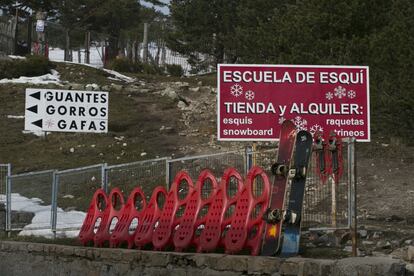 “Han usado la estación como chivo expiatorio cuando los vertidos incontrolados, los edificios ruinosos y la falta de limpieza del puerto deterioran mucho más el entorno. Lo bueno para la conservación sería quitar toda la infraestructura, incluida la carretera, los bares, el tren..., pero solo se cierra lo que da trabajo, fomenta la salud a través del deporte y permite el acceso de personas humildes a una práctica cara y elitista como es el esquí”, defiende el aficionado a los deportes de nieve y meteorólogo Daniel Santos Muñoz. En la imagen, un negocio del puerto.