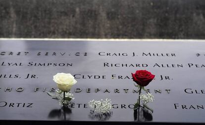 Flors sobre els noms de víctimes a les piscines d'homenatge de la zona zero.