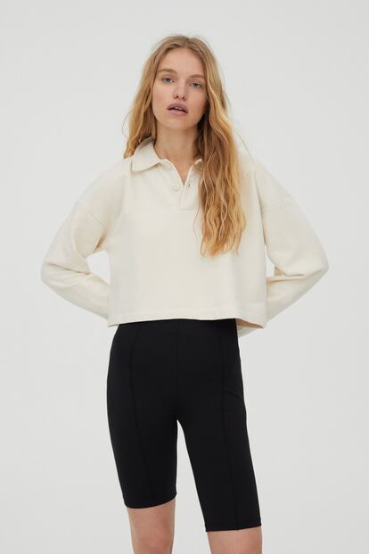 La sudadera sigue siendo esta primavera una de las prendas básicas imprescindibles Dale un toque diferente con un cuello polo  y corte cropped coon esta sudadera-polo en blanco marfil. Es de Pull & Bear  y tiene un precio de 17,99€.