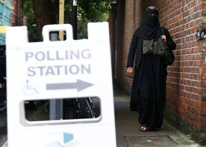 Una mujer musulmana con niqab se dirige a votar en Tower Hamlets, al este de Inglaterra.