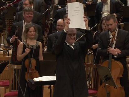 Valeri Guérguiev exhibe la partitura perdida que se recuperó en 2015.