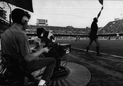 Una cámara de Canal + durante la primera retransmisión deportiva del canal, en el estadio de Mestalla.