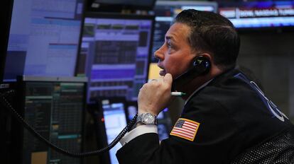 Un operador bursátil en el parqué de Wall Street