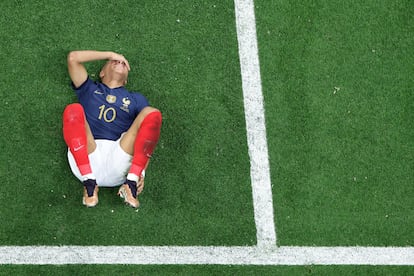 Kylian Mbappé, dolorido tras recibir una falta en el partido contra Marruecos. 