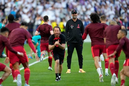 El entrenador del Liverpool, Jurgen Klopp, dirige el calentamiento de sus jugadores en el césped del Stade de France.