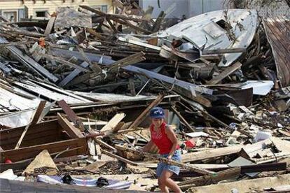 Lisa Truong busca los restos de lo que era el salón de su casa, en Pass Christian, antes del paso del Katrina.